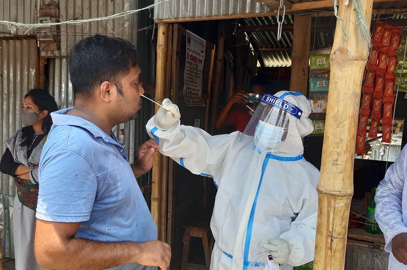 মাস্ক না পরলেই করোনা টেস্ট করছে ভ্রাম্যমান আদালত